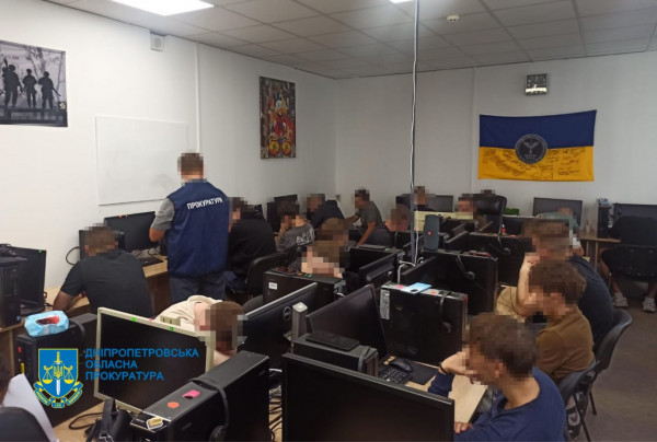 На Дніпропетровщині ліквідували 31 шахрайський кол-центр1