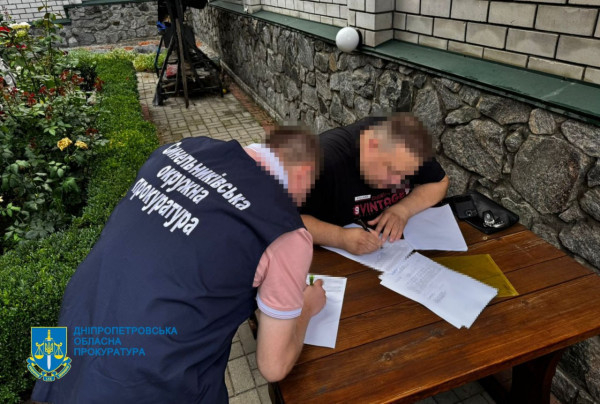 На Дніпропетровщині викрито схему незаконного перетину кордону через підроблені дані про батьківство: дев’ятьом особам повідомлено про підозру3