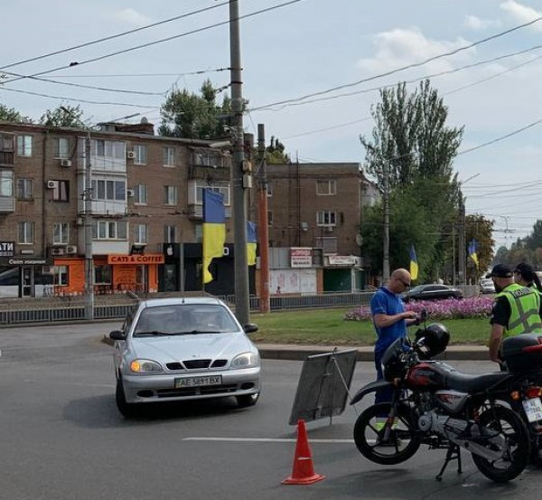 Намагався уникнути зіткнення, але потрапив у іншу ДТП: на кільці 95-го кварталу легковик зіткнувся з кур’єром на мотоциклі0