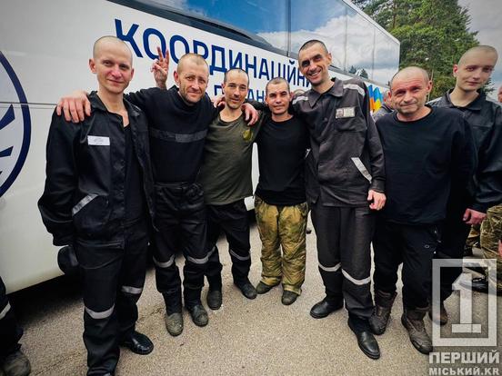 Нарешті вдома: у День Незалежності на батьківщину повернули 146 полонених українців2