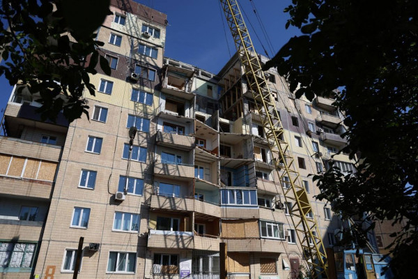 О. Вілкул: Кривий Ріг не залишає мешканців пошкоджених будинків після ракетних та дронових атак наодинці з бідою. Майже 3000 будинків відновлено. На сьогодні роботи з відновлення ведуться на 32 будинках2