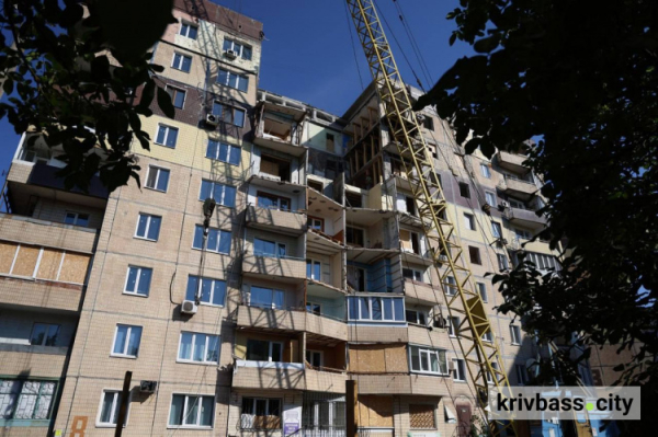 Один з найскладніших проєктів: у Кривому Розі на Східному-1 відновлюють дев'ятиповерхівку після російського обстрілу