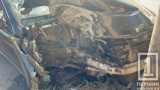 «Під капотом щось стрільнуло»: на Байди Вишневецького Mercedes влетів у стовп2
