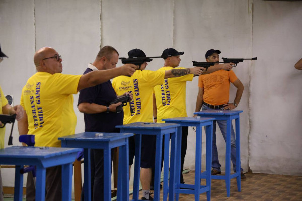 Під синьо-жовтим прапором Нескорених: У День Державного прапора України у Кривому Розі змагання з кульової стрільби об'єднали ветеранів війни, учасників бойових дій та їх родини6