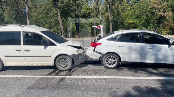 Програли у наздоганялки: на Дніпрошосе зіткнулися Volkswagen та Ford0