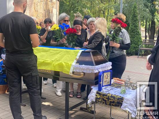 Прожив лише 30 років і три дні: криворіжці провели у засвіти воїна-захисника Дениса Тарівердієва2