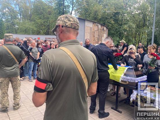 Прожив лише 30 років і три дні: криворіжці провели у засвіти воїна-захисника Дениса Тарівердієва3