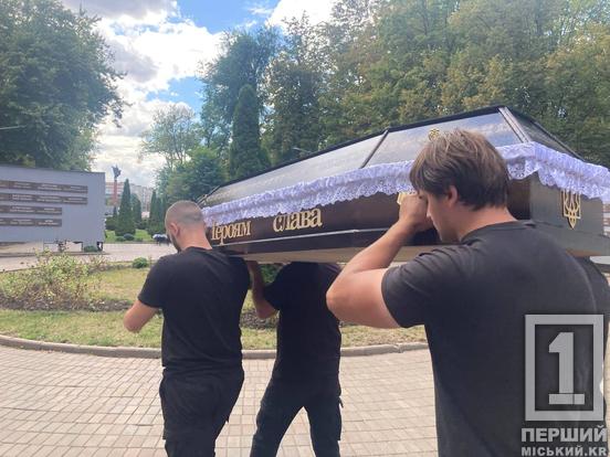 Прожив лише 30 років і три дні: криворіжці провели у засвіти воїна-захисника Дениса Тарівердієва1