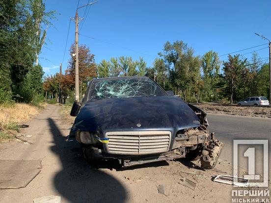 Розбите лобове, відсутні магнітола та колесо: на вулиці Романа Рибалки стоїть покинутий Mercedes2