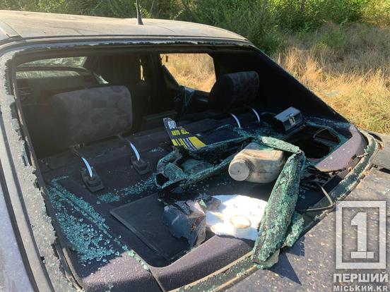 Розбите лобове, відсутні магнітола та колесо: на вулиці Романа Рибалки стоїть покинутий Mercedes1