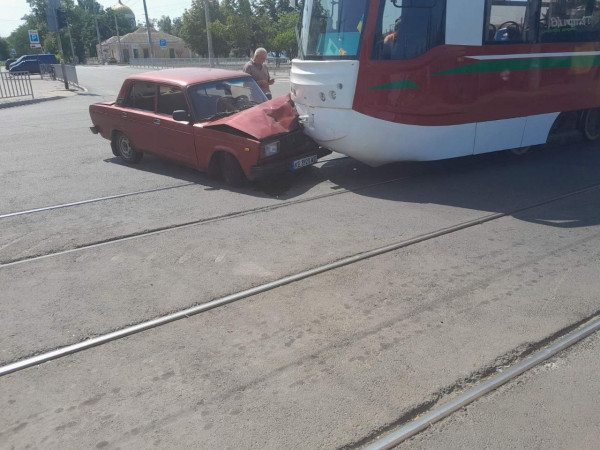 У Кривому Розі ДТП на площі біля залізничного вокзалу2