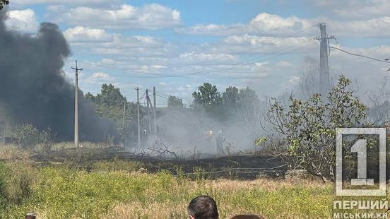 У Кривому Розі на Володимира Великого стояв стовп чорного диму: вогонь з рослинності перекинувся на шини2