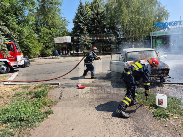У Кривому Розі палало авто на тимчасовій зупинці0