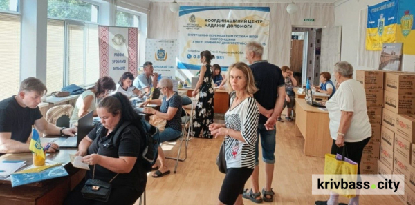 У Кривому Розі у гуманітарному центрі «Вільні Разом» переселенці з Херсону отримували комплексну допомогу1
