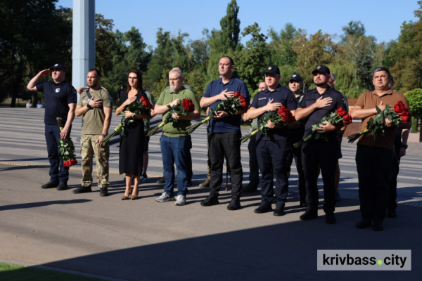 У Кривому Розі відкрили меморіальний інтерактивний комплекс «Куб пам'яті» з фотографіями загиблих Героїв і Героїнь2