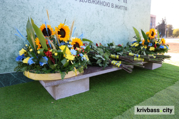 У Кривому Розі відкрили меморіальний інтерактивний комплекс «Куб пам'яті» з фотографіями загиблих Героїв і Героїнь5