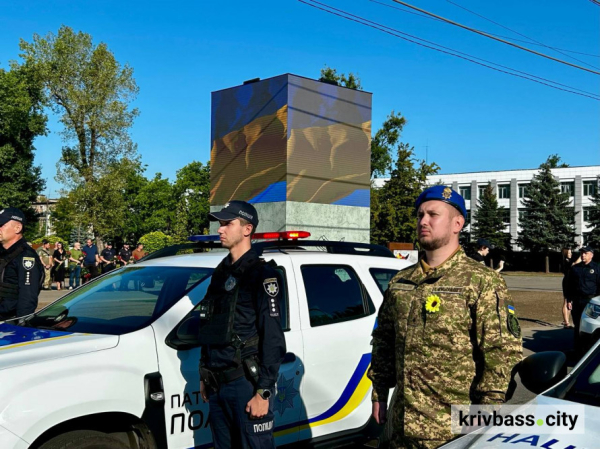 У Кривому Розі відкрили меморіальний інтерактивний комплекс «Куб пам'яті» з фотографіями загиблих Героїв і Героїнь3