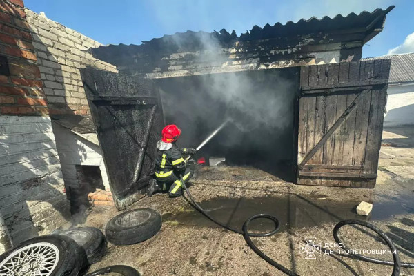 У Криворізькому районі вогнеборці загасили пожежу в гаражі1