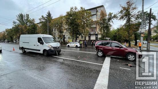 Удар з ефектом доміно: на Центральному проспекті не розминулися Nissan, Chery та Renault1