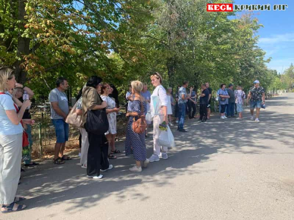 Люди чекають у Секторі почесних поховань на чиновників з мерії Кривого Рогу
