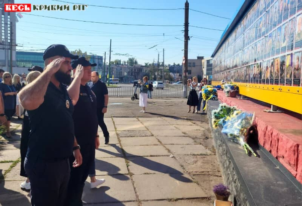 Покладання квітів до народної стели Героїв на 95 кварталі в Кривому Розі