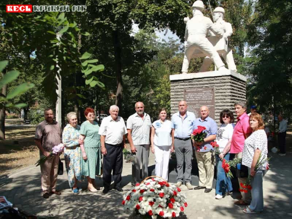 Металурги та будівельники перед пам’ятником на вул. Криворіжсталі в Кривому Розі