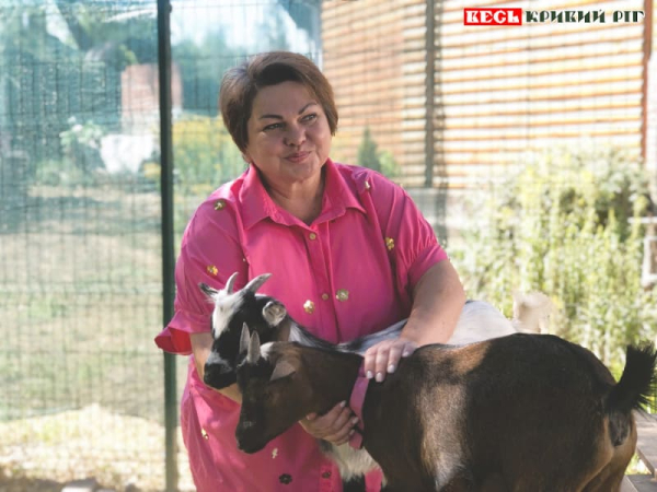 Оксана Корнух з камерунськими козами в етно-кафе в Кривому Розі