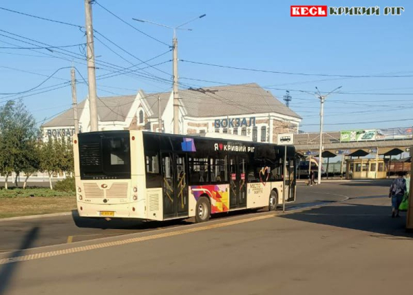 Автобус А8 на зупинці «Вокзал Кривий Ріг Головний»