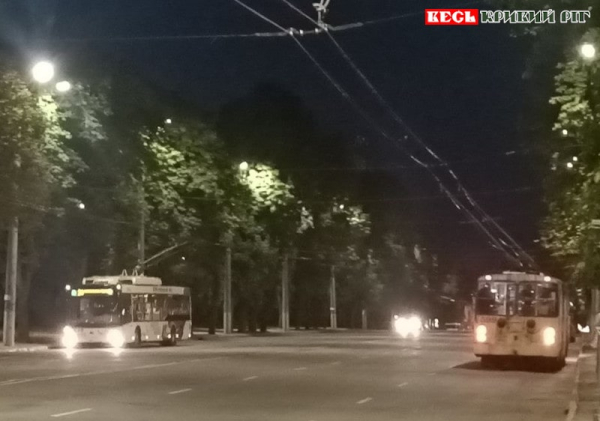 Тролейбуси на нічному пр. Миру в Кривому Розі