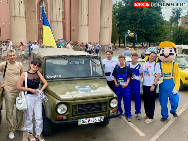 Виставка ретроавтомобілів на пл. В. Великого в Кривому Розі