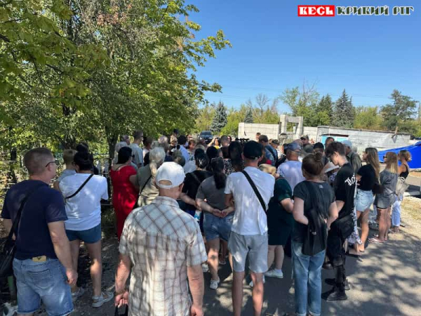Рідні полеглих у Секторі почесних поховань в Кривому Розі зустрілись з Біндюгом