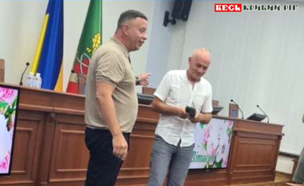 Сергій Дмитрієв отримує нагороду у Олександра Катриченка в Кривому Розі