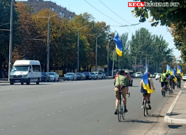 Велопробіг пластунів в День Незалежності прямує пр. Миру в Кривому Розі