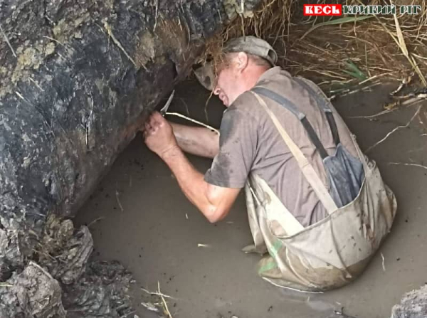 Слюсар Кривбасводоканала на усуненні аварії в Кривому Розі