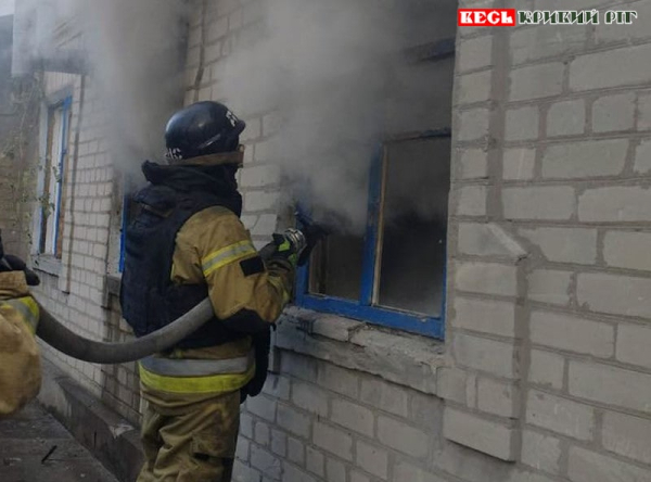 Рятувальники приборкують пожежу в приватному будинку на Дніпропетровщині