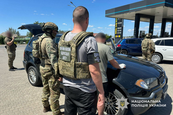 Ввозив з-за кордону авто нібито для військових, а насправді продавав їх: на Дніпропетровщині затримали волонтера2
