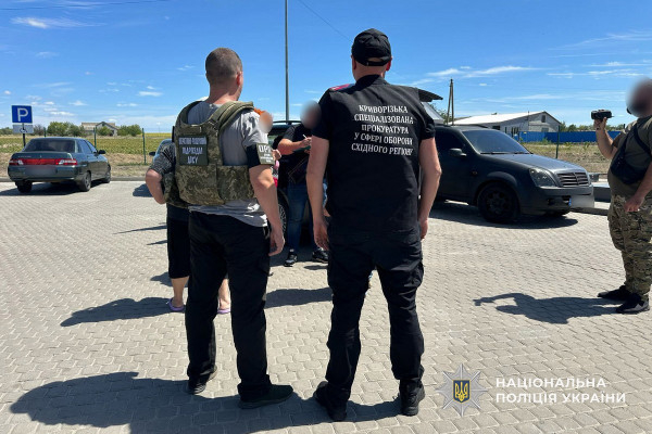 Ввозив з-за кордону авто нібито для військових, а насправді продавав їх: на Дніпропетровщині затримали волонтера1