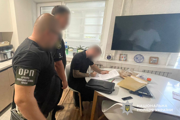 Ввозив з-за кордону авто нібито для військових, а насправді продавав їх: на Дніпропетровщині затримали волонтера4
