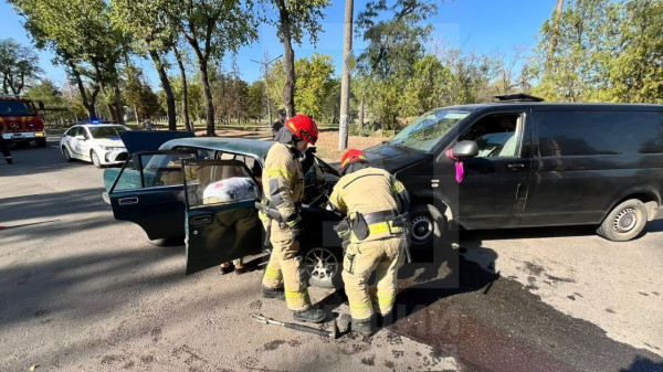 Затиснуло в кабіні: у Кривому Розі в ДТП постраждав водій легкового авто0