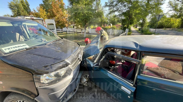 Затиснуло в кабіні: у Кривому Розі в ДТП постраждав водій легкового авто1