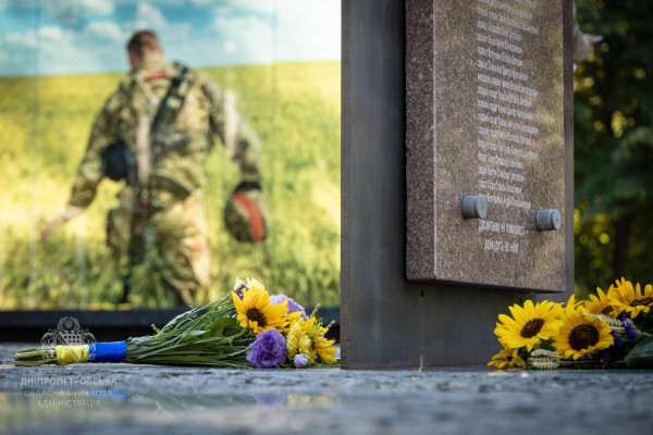 Жалобна панахида, букети соняхів, хвилина мовчання: як в області вшанували загиблих воїнів1