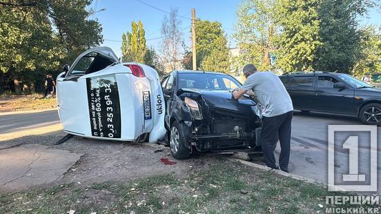 Авто опинилося на боку: у Кривому Розі на 44-ому кварталі ДТП з таксі та Ford1