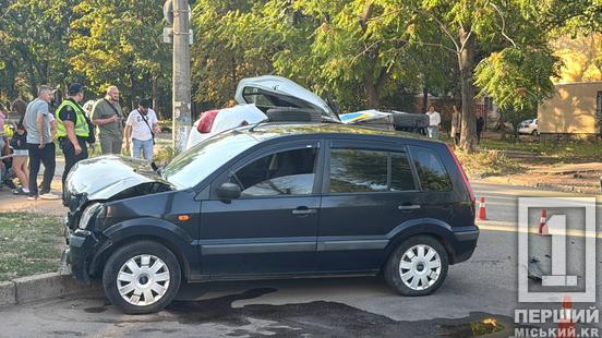 Авто опинилося на боку: у Кривому Розі на 44-ому кварталі ДТП з таксі та Ford2