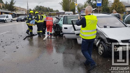 Автотроща на Вільної Ічкерії: у зіткненні  Opel та Volkswagen постраждали люди2