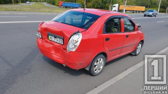 Червона автівка отримала удар позаду: на Дніпровському шосе Hyundai наздогнав Chery1