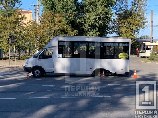 Екстрена зупинка на Дніпровському шосе:  у Кривому Розі в маршрутки на ходу відлетіли два колеса4