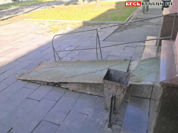 Пандус на вході до РАЦСу Металургійного району Кривого Рогу