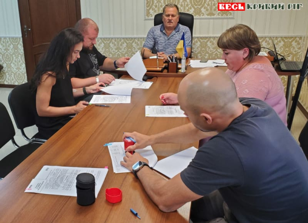 Представник ПівдГЗК підписує договір з Новолатівською громадою Криворізького р-ну