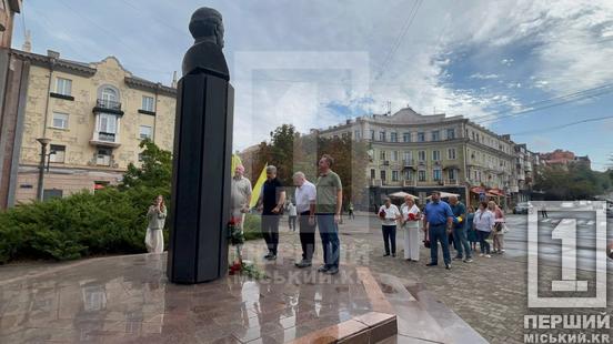 Його відкриття дало місту промислове майбутнє: криворіжці згадали внесок Олександра Поля та поклали квіти до його пам’ятника2