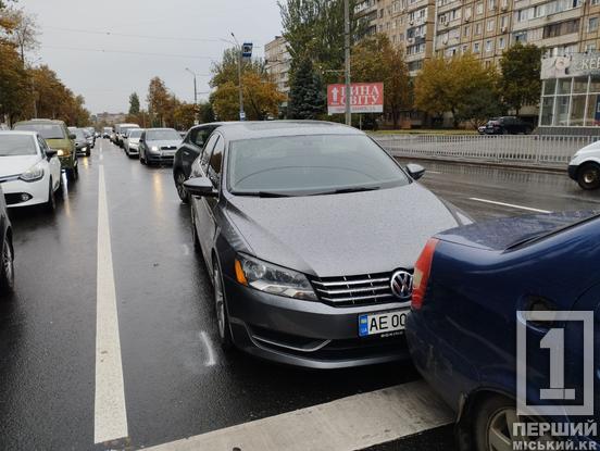 Не дотримались дистанції на слизькому: на проспекті Миру перед світлофором вдарилися три автівки1